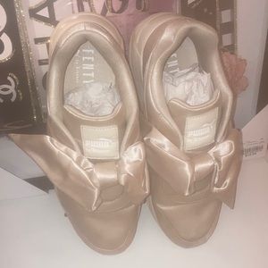 Cream statin Puma by Rihanna sneaker with bow detail.